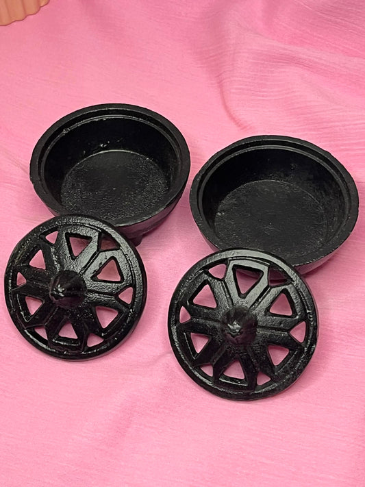 Small Cauldron with Cut lid